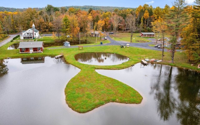 Cottage w/ Pond Views: 13 Mi to Camelback Mountain