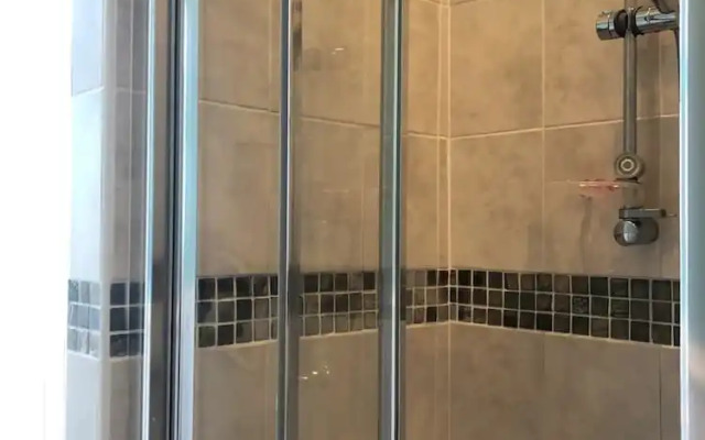 Stylish 1 Bedroom Apartment Near Leith