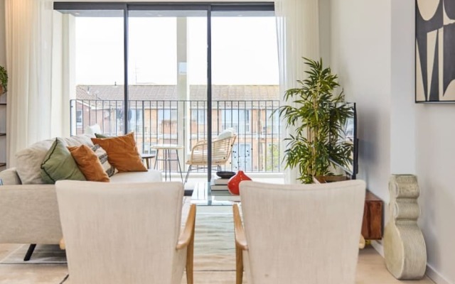 The Brondesbury Hideaway - Stylish 3bdr Flat With Balcony Parking