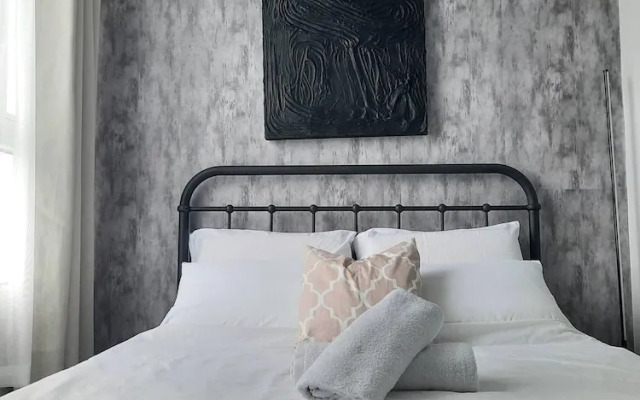 Relax in Style With Fast Wifi & Netflix
