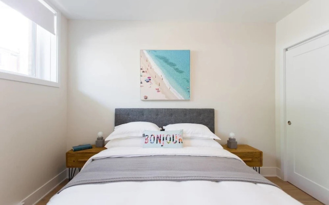 Perfect 2 Bdr, 2 Bath Landing for the Family