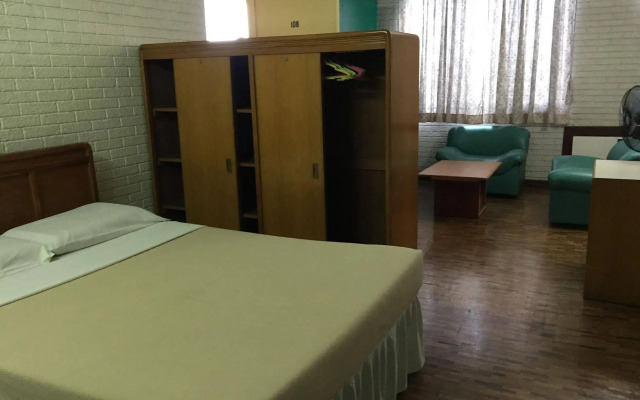 Broadway Court Apartelle