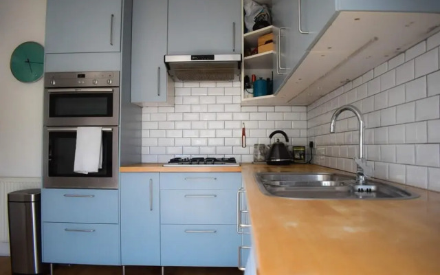 Cosy 1 Bedroom Modern Maisonette with Summertime Balcony