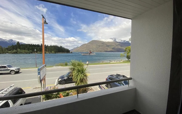 Queenstown House Luxury Lakeside Apartments