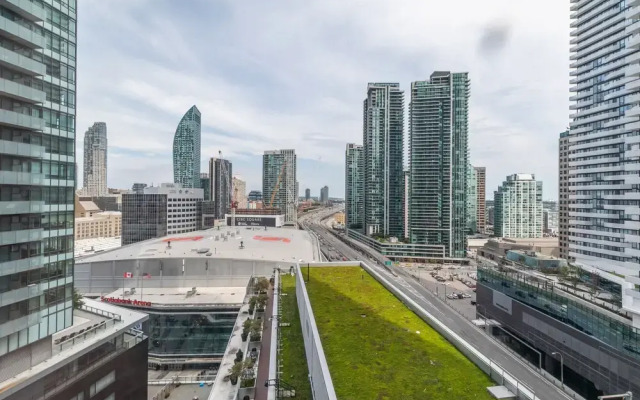 Sky View Suites - Maple Leaf Square