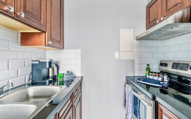 Bright 1BR Apt With King bed - Near DT Hamilton