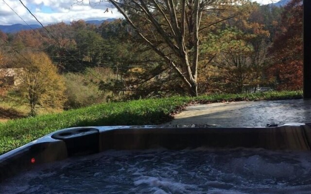 South Side Serenity 2 Bedroom Cabin by RedAwning