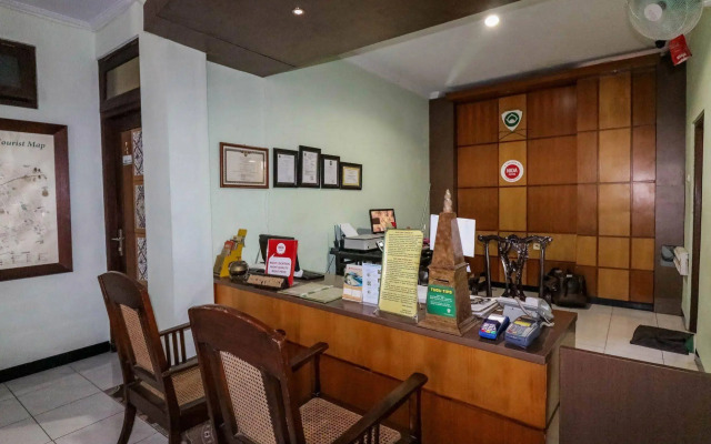 OYO 512 Ndalem Mantrijeron Hotel