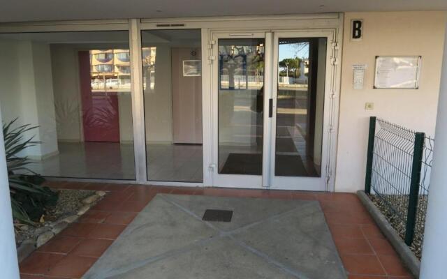 Appartement residence avec piscine a deux pas des plages