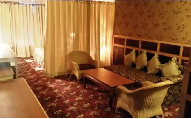 Yarlam Resort