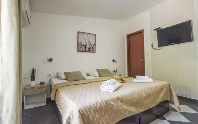 Chic Studio Flat With Balcony Near Beach in Tivat