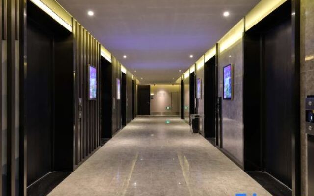 Orange Hotel (Nanjing South Railway Station Baijiahu)