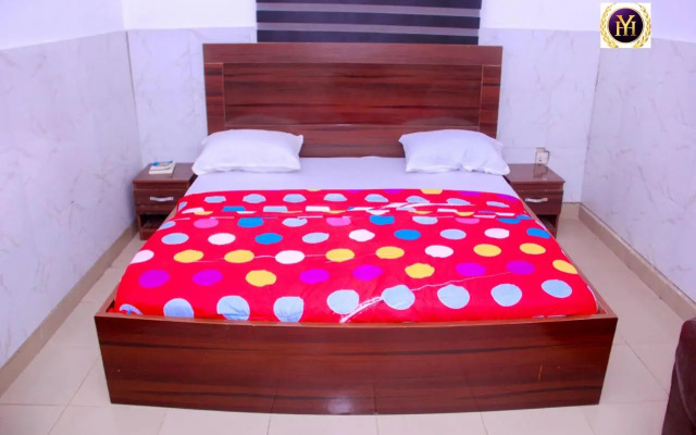 Yais Hotel and Suites