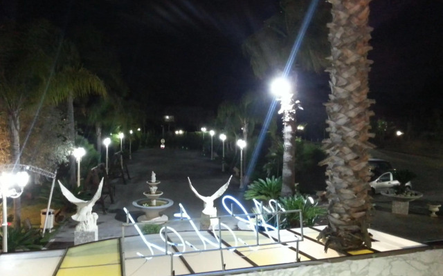 Hotel Happy Days