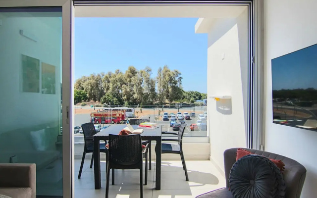 Phaedrus Living: Seaside Executive Flat Harbour 203