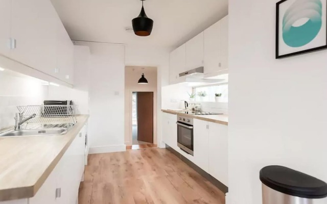 Amazing Modern 2 Bedroom Apartment in Zone 1!