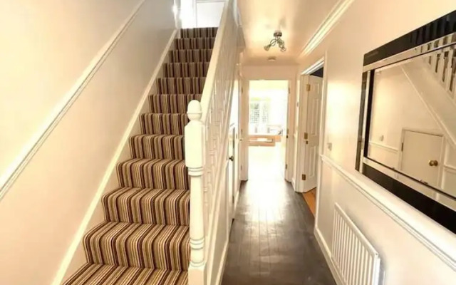 Remarkable 5-bed House in Horley