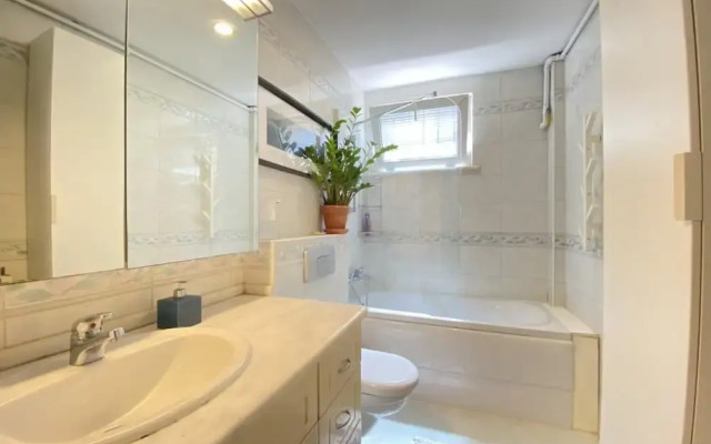 Flat With Bosphorus View and Backyard in Uskudar