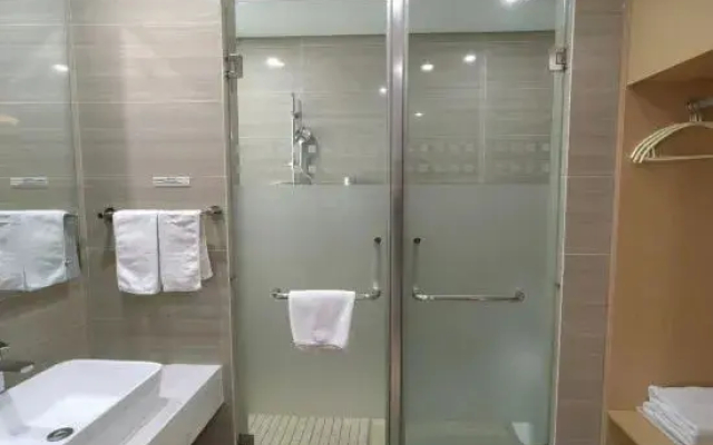 Super 8 Hotel (Hefei 1912 Xinhua International Plaza)
