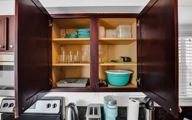 Lovely 1- Bedroom Rental Unit With Pool