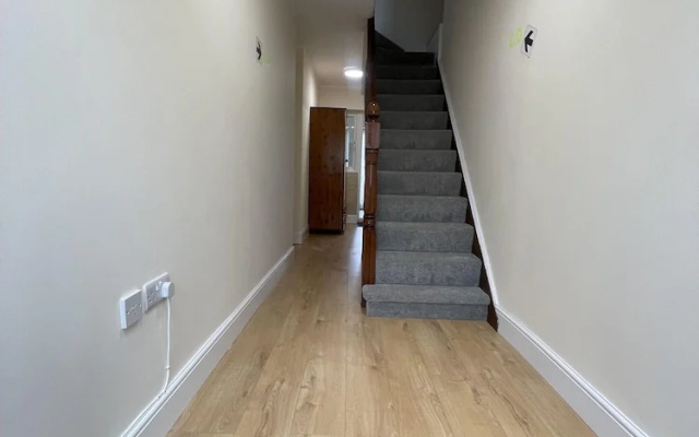 Spacious one Bedroom Apartment With Free Parking