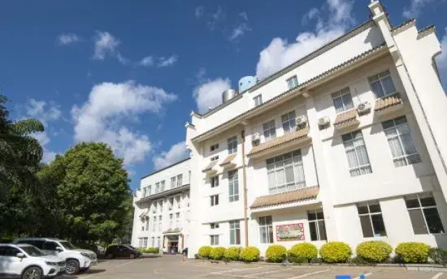 Yimenjun Township Hotel