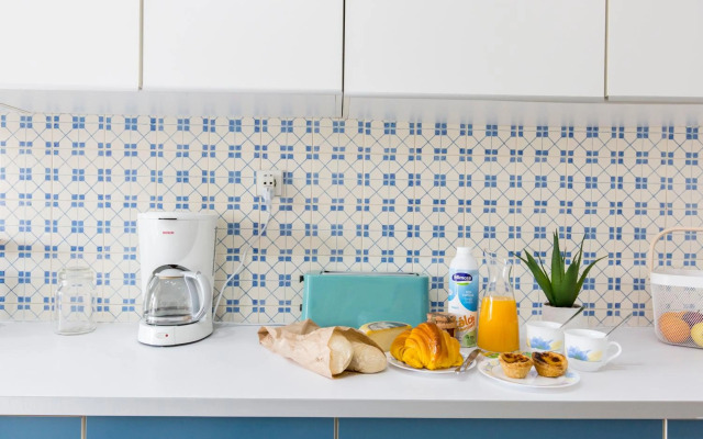 Metro Lapa House with sunny balcony and A/C