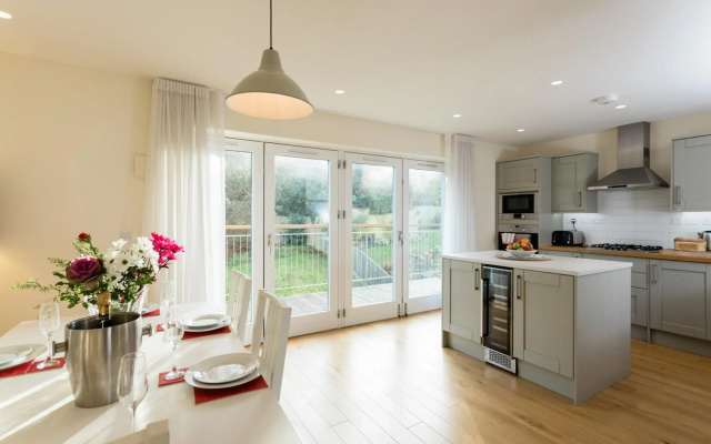 4 bed detached house - Freshwater