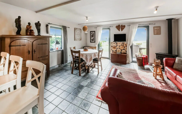 Tranquil Holiday Home in Mont with bubble bath, Terrace, Garden