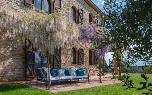 Beautiful Villa in San Giovanni del Pantano With Pool