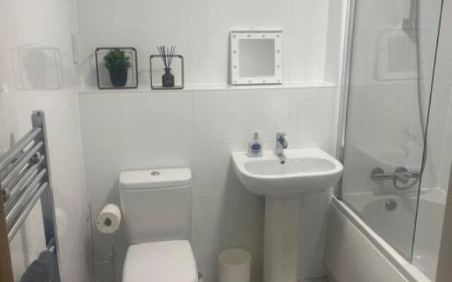 #305 1 Bedroom Serviced apartment -free parking