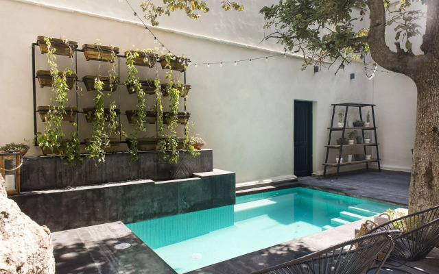 Antigua Trece Hotel Fusión