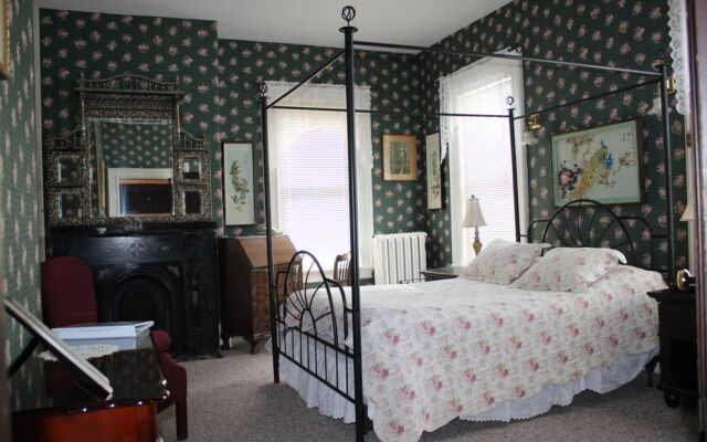 Carriage House Inn