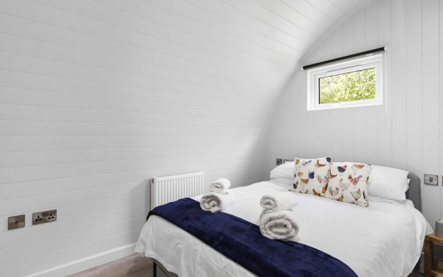 Chalet in Hertford With Lakeview Hot Tub