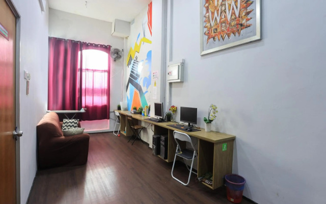 SPOT ON 90236 Zigzag Travellers Home - Hostel