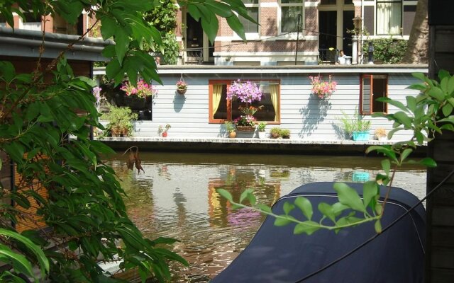 Phildutch Houseboat Amsterdam Bed and Breakfast