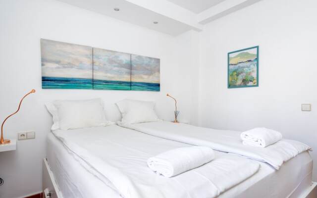 Beachside Apartment with Garden Ref 89