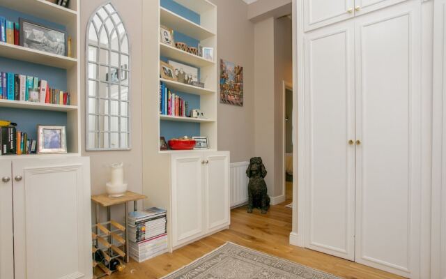 2 Bedroom Flat Near Shepherd's Bush Sleeps 4