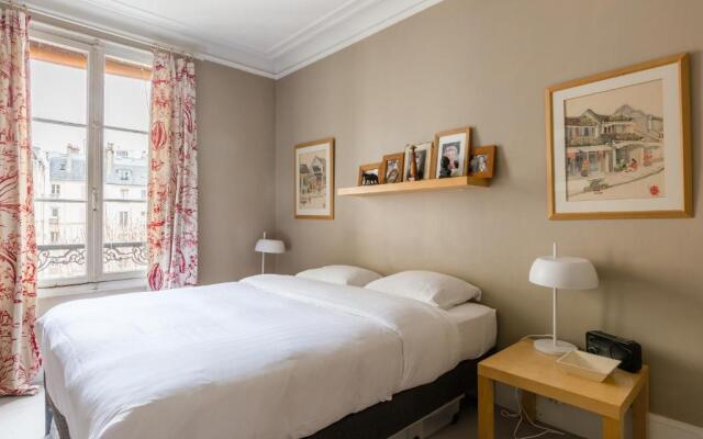 Veeve - Muted Beauty in Batignolles