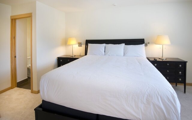 Eiger 9 3 Bedroom Condo by RedAwning