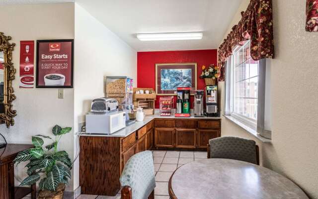 Econo Lodge & Suites