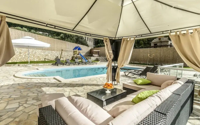 Villa Pave - Six-bedroom Villa With Terrace and Swimming Pool