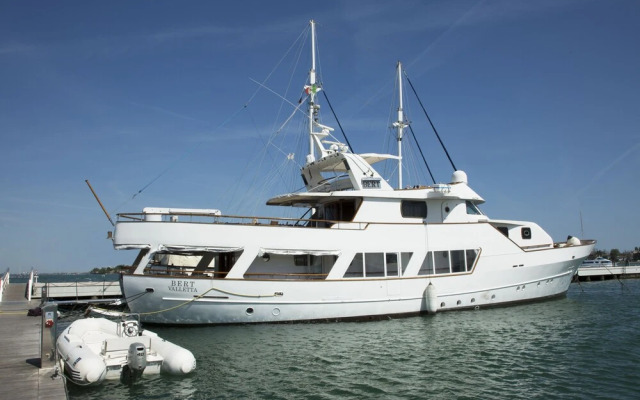 Yacht Bert