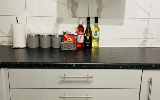 Walk to Lcy Airport/ Excel /dlr 1Br Flat