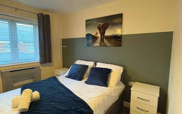 Spacious 3-bed House - Sleeps 8, Garden & Parking