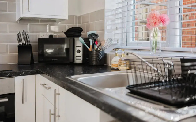 Corner House - Bright 2BD in Cheltenham