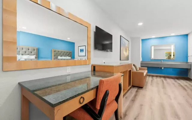 Econo Lodge Inn & Suites