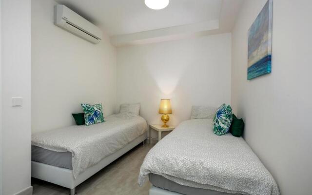 FIVE STAR 3 bedroom Apt in ideal location - RDR237