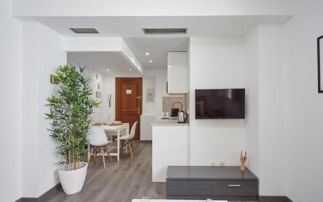 LEEWAYS APARTMENT VI in ALCALA 99