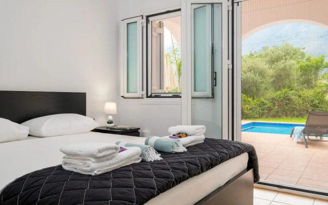 Kournas-sleeps8-parking-garden-pool-petfriendly